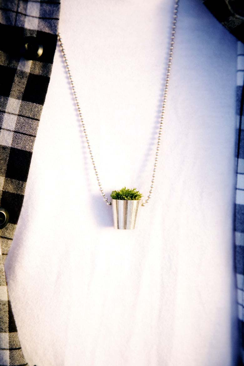 שרשרת עם עציץ על בחור