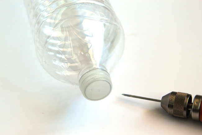 נקבו את בקבוק הפלסטיק 