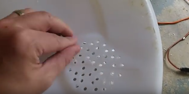 איך ליצור גינה אנכית מחבית