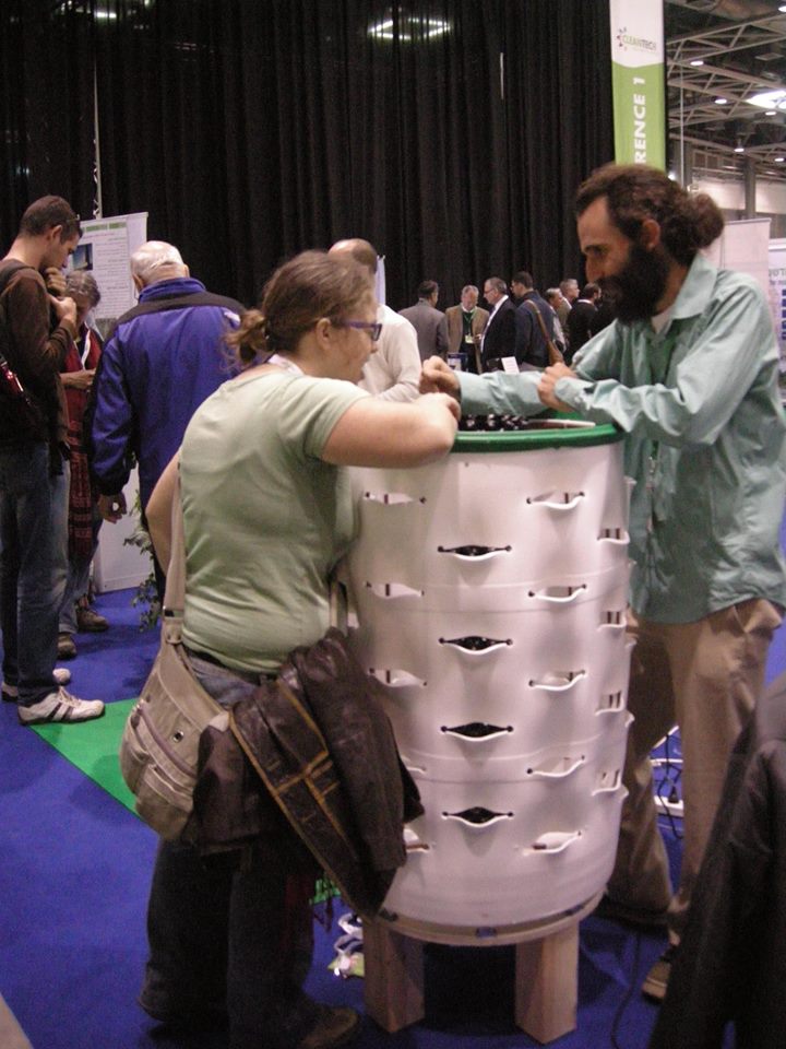 עידן וחבית מגדל הירק בגני התערוכה