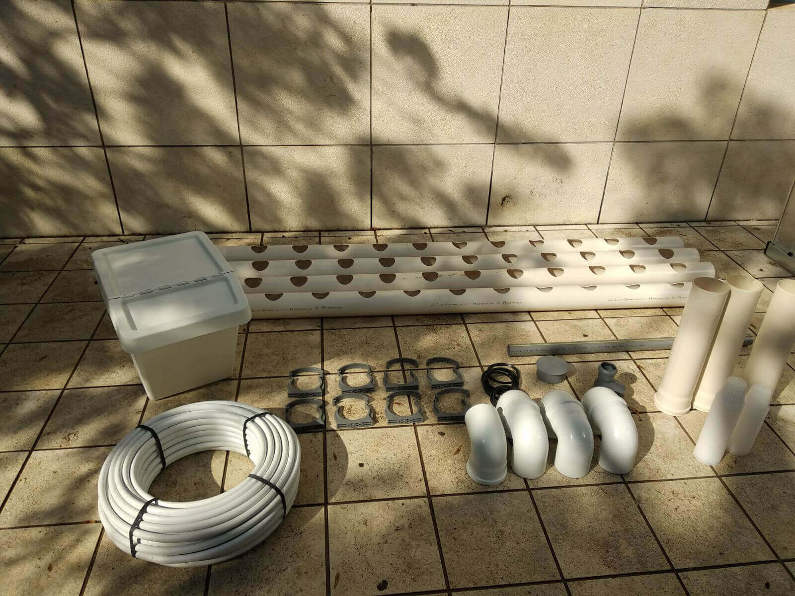 קל, זול ומספק: מדריך לבניית מערכת הידרופונית ביתית ל44 צמחים על קיר בשיטת NFT